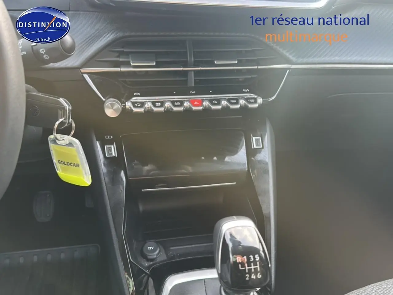 Intérieur de la Peugeot 208 1.2 PureTech 100 allure 2024, vue centrée sur la console avec levier de vitesses manuel noir brillant.