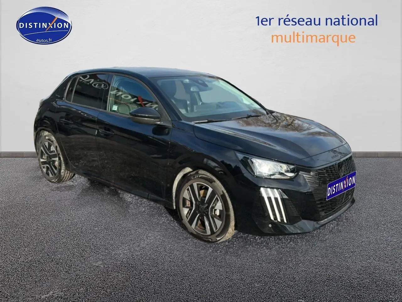Peugeot 208 noire vue en 3/4 avant droit, avec jantes alu et feux LED distinctifs allumés.