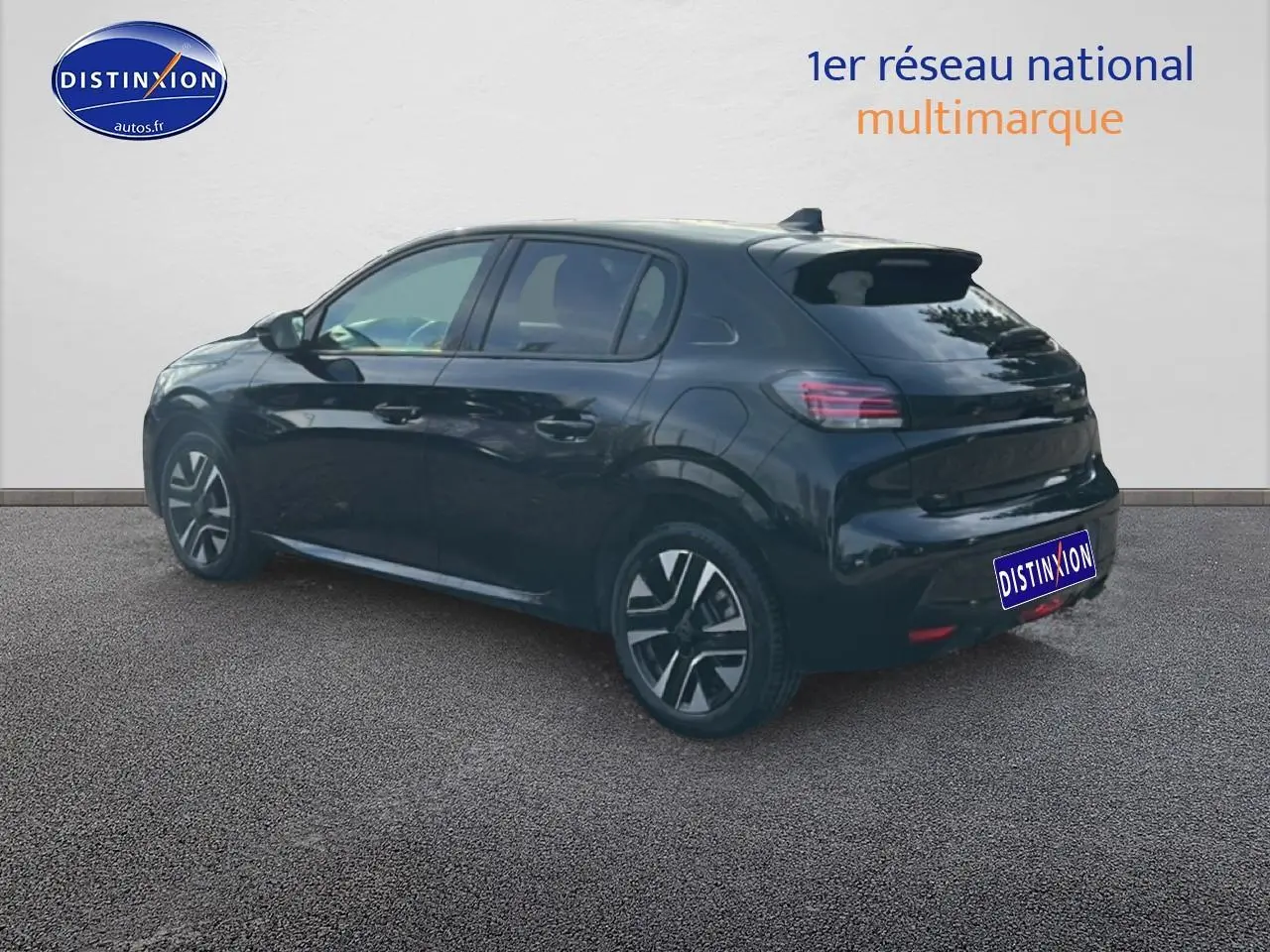 Peugeot 208 noire vue 3/4 arrière droit, avec jantes alu et feux arrière à LED sur fond neutre.