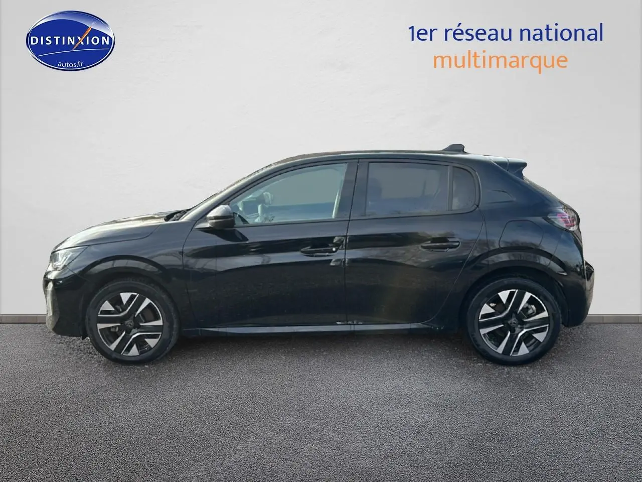 Profil droit d'une Peugeot 208 noire 2024 avec jantes alu et vitres teintées sur fond neutre.