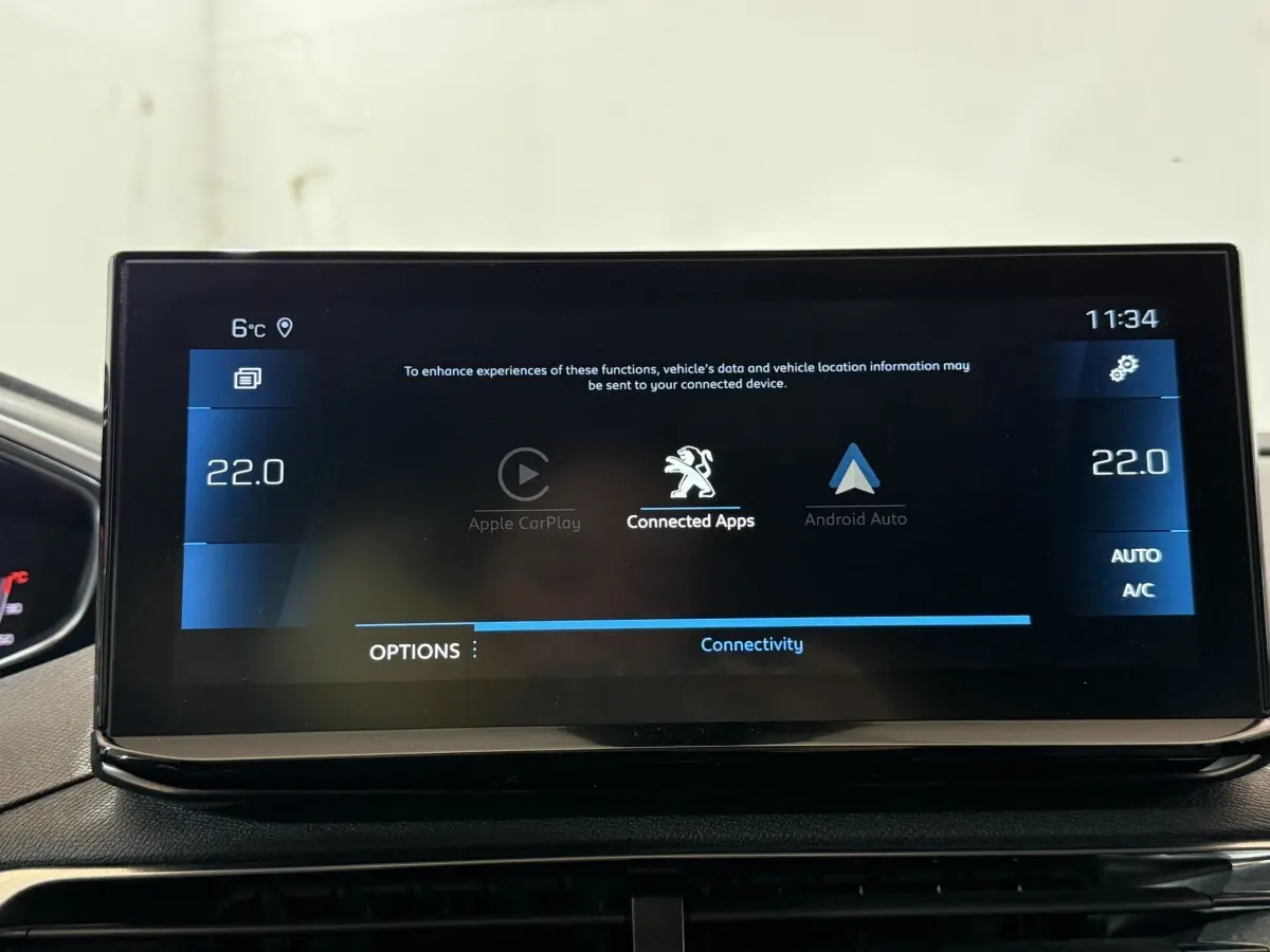 Écran tactile central du tableau de bord du Peugeot 5008 gris clair, affichant Apple CarPlay et Android Auto.