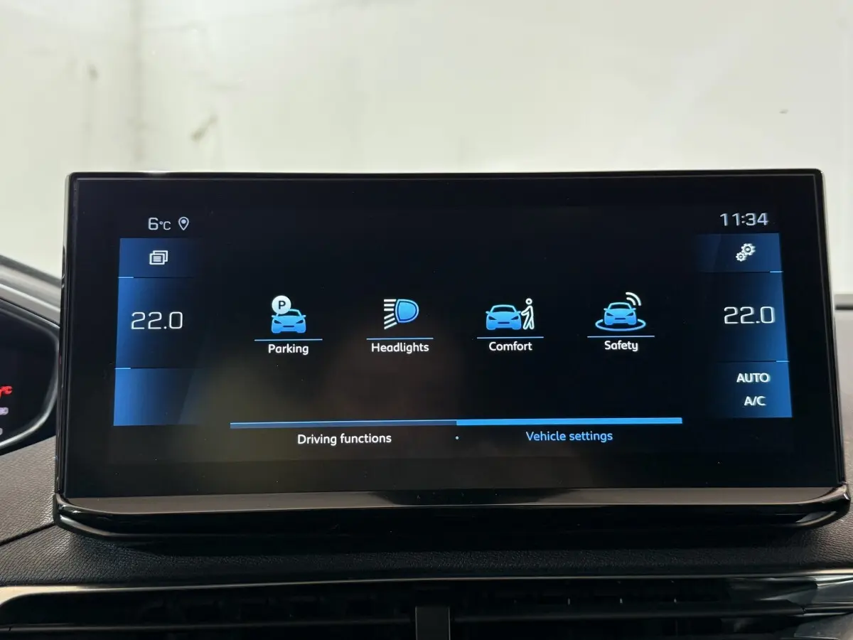 Écran tactile central du tableau de bord du Peugeot 5008 gris clair, affichant les réglages de conduite.