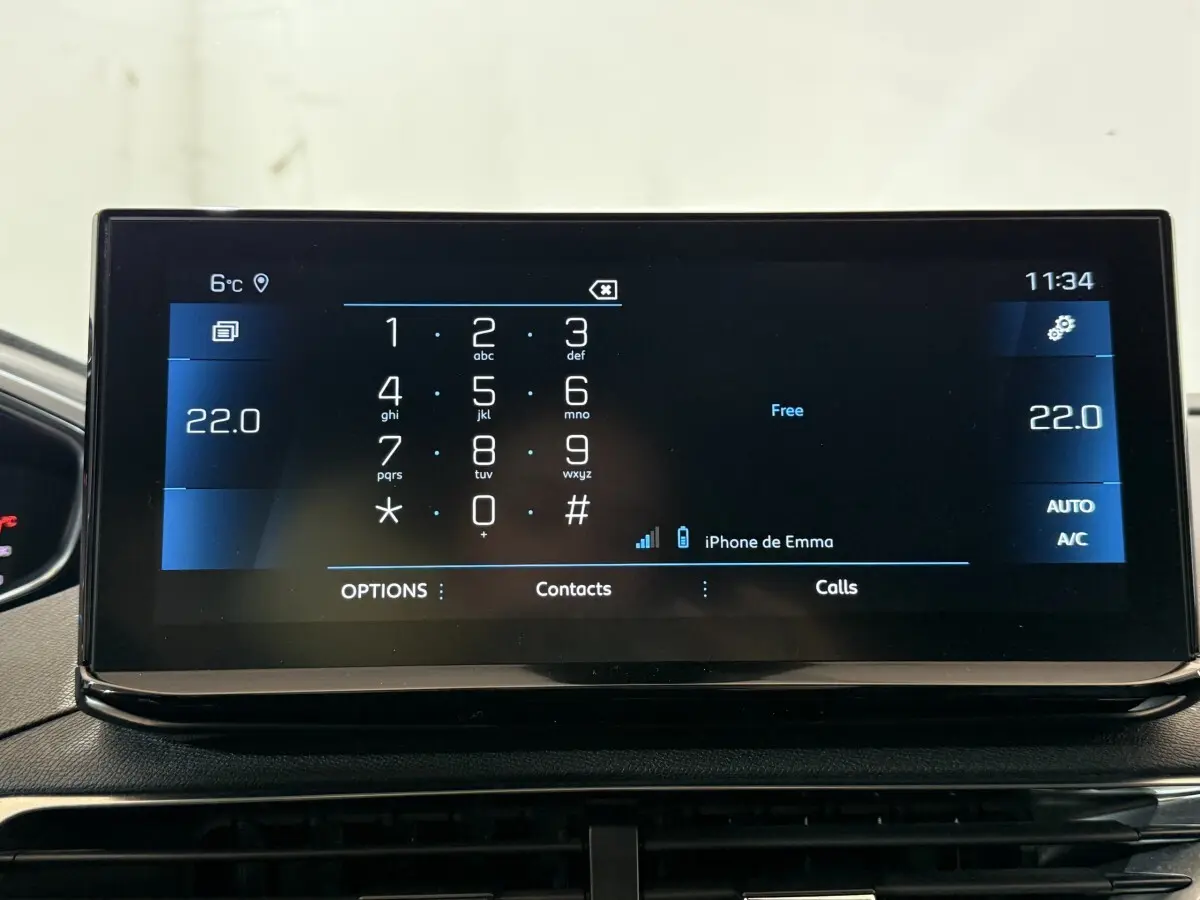Écran tactile central du Peugeot 5008 gris clair, affichant le clavier téléphonique et la température à 22°C.