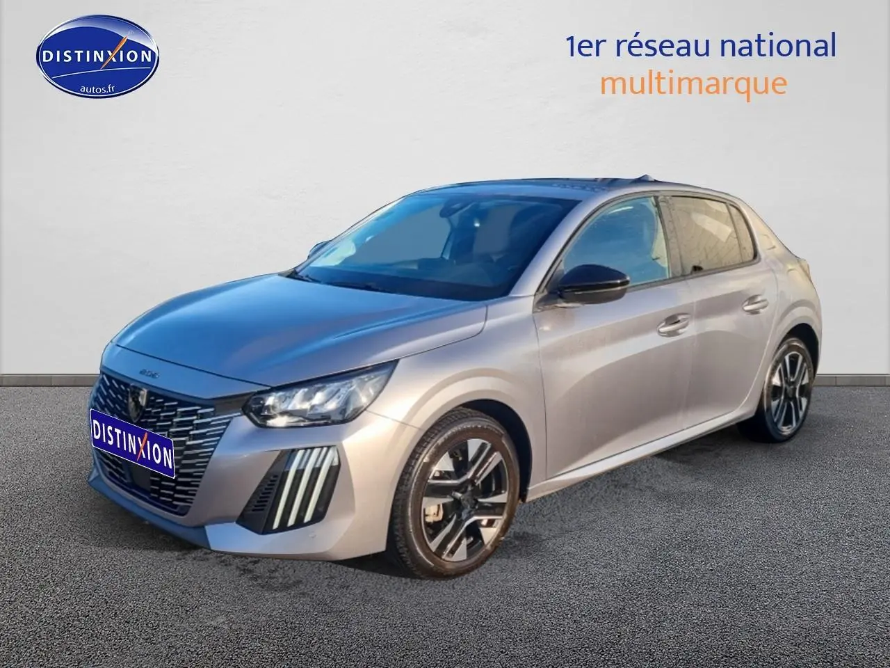 Peugeot 208 gris artense vue 3/4 avant droit, jantes alliage et feux LED distinctifs visibles.