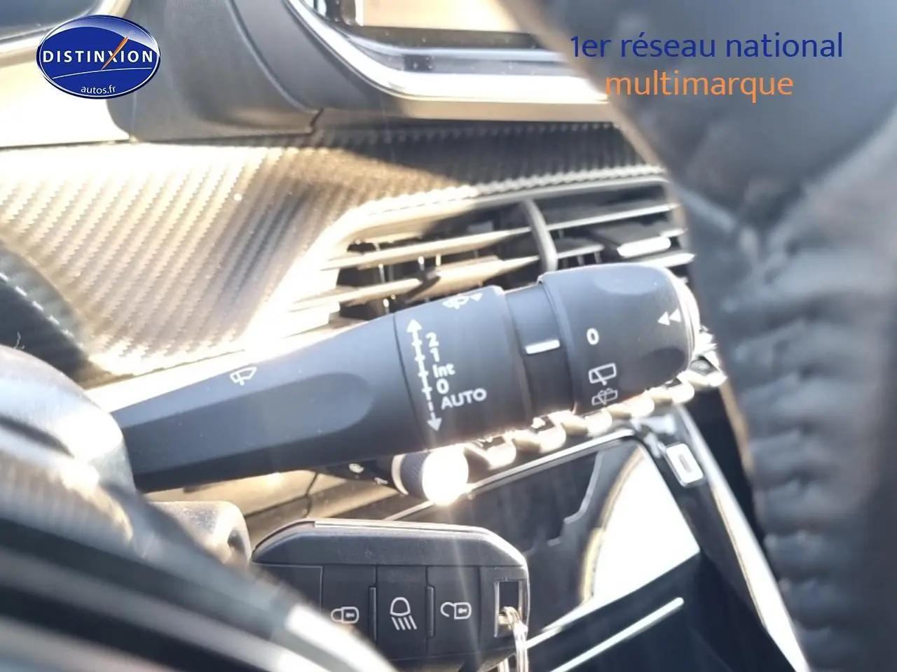 Gros plan sur la commande d’essuie-glace et la ventilation intérieure d’une Peugeot 208 gris Artense, version 2025.