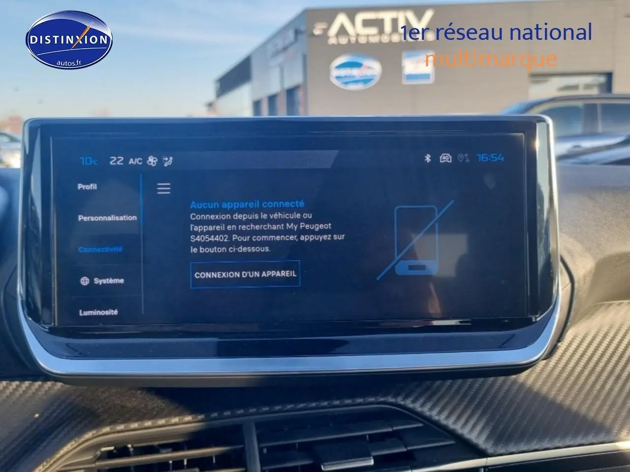 Écran tactile central affichant la connexion Bluetooth dans l’habitacle d’une Peugeot 208 gris Artense.