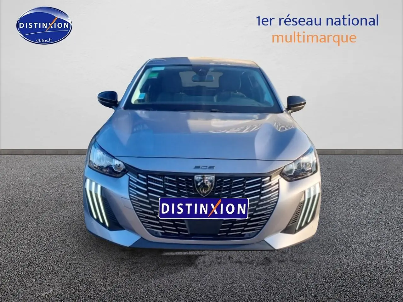 Vue avant d'une Peugeot 208 1.2 100 Allure gris Artense avec phares LED et calandre imposante.