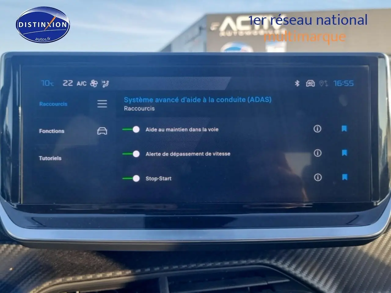 Écran tactile multifonction affichant le système avancé d’aide à la conduite dans une Peugeot 208 gris artense.