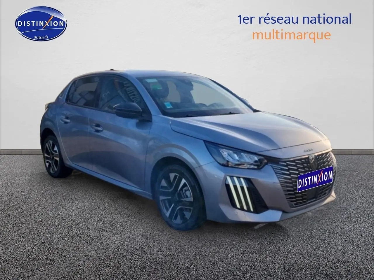 Peugeot 208 gris artense vue 3/4 avant droit, avec calandre noire et feux LED verticaux distinctifs.