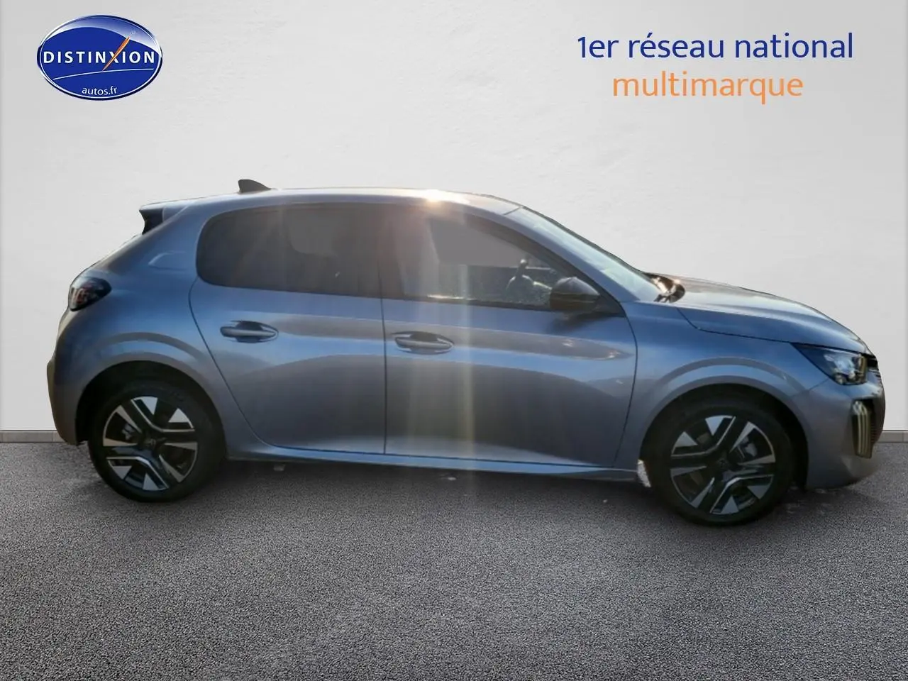 Profil droit de la Peugeot 208 1.2 100 Allure gris artense avec jantes alliage et vitres teintées.