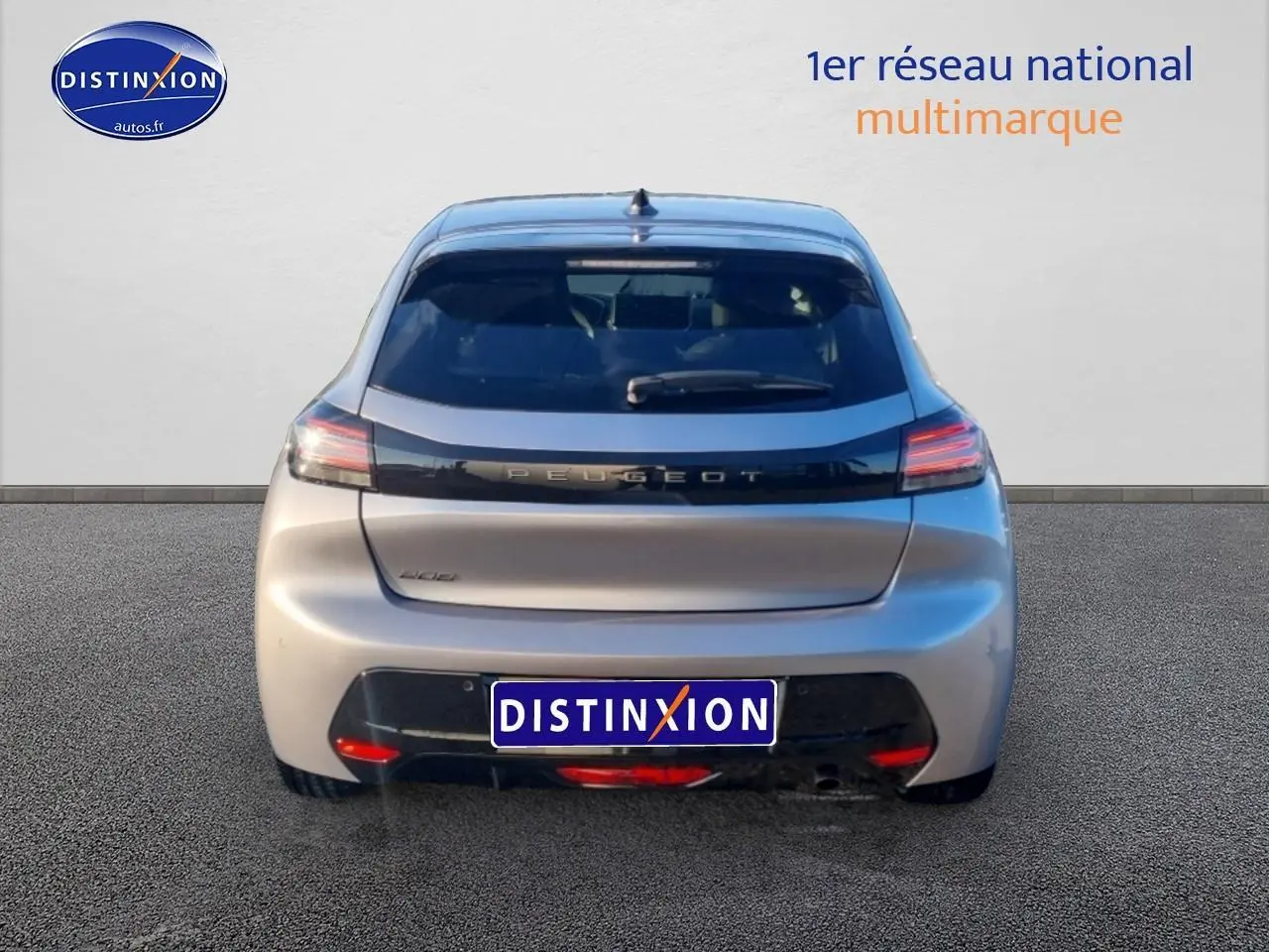 Vue arrière d'une Peugeot 208 gris artense 2025 avec feux arrière LED et lunette arrière surteintée.