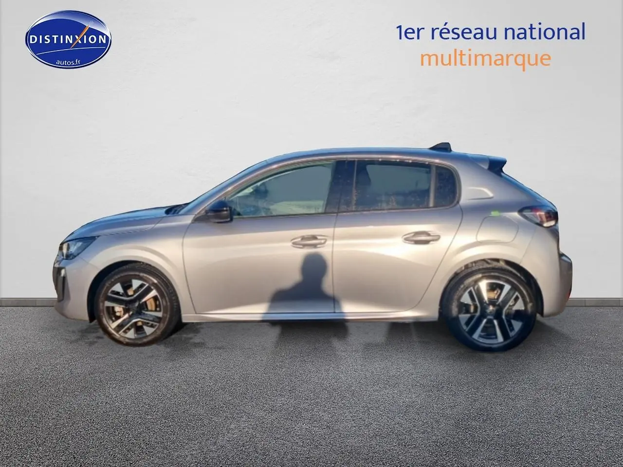 Profil droit d'une Peugeot 208 1.2 100 Allure gris Artense avec jantes alliage et vitres teintées.