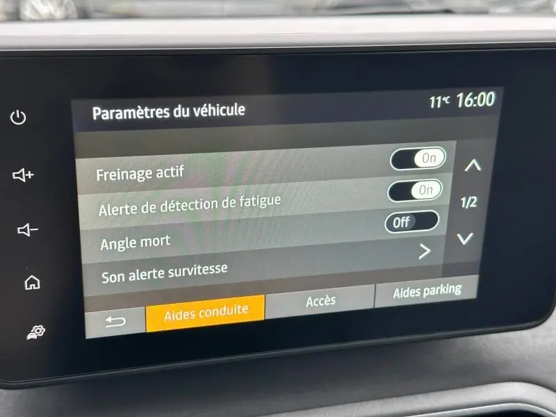 Écran tactile intérieur du Dacia Jogger 2024 affichant les paramètres d’aide à la conduite.