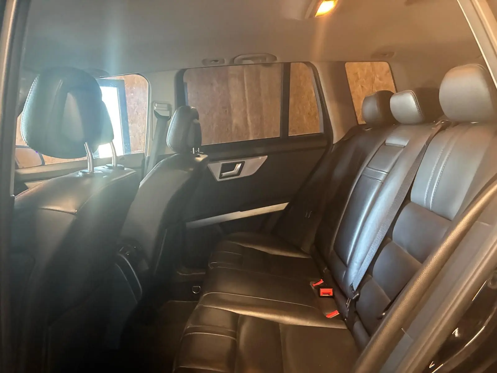 Vue intérieure côté droit montrant la banquette arrière en cuir noir du Mercedes GLK 220 CDI 2012.