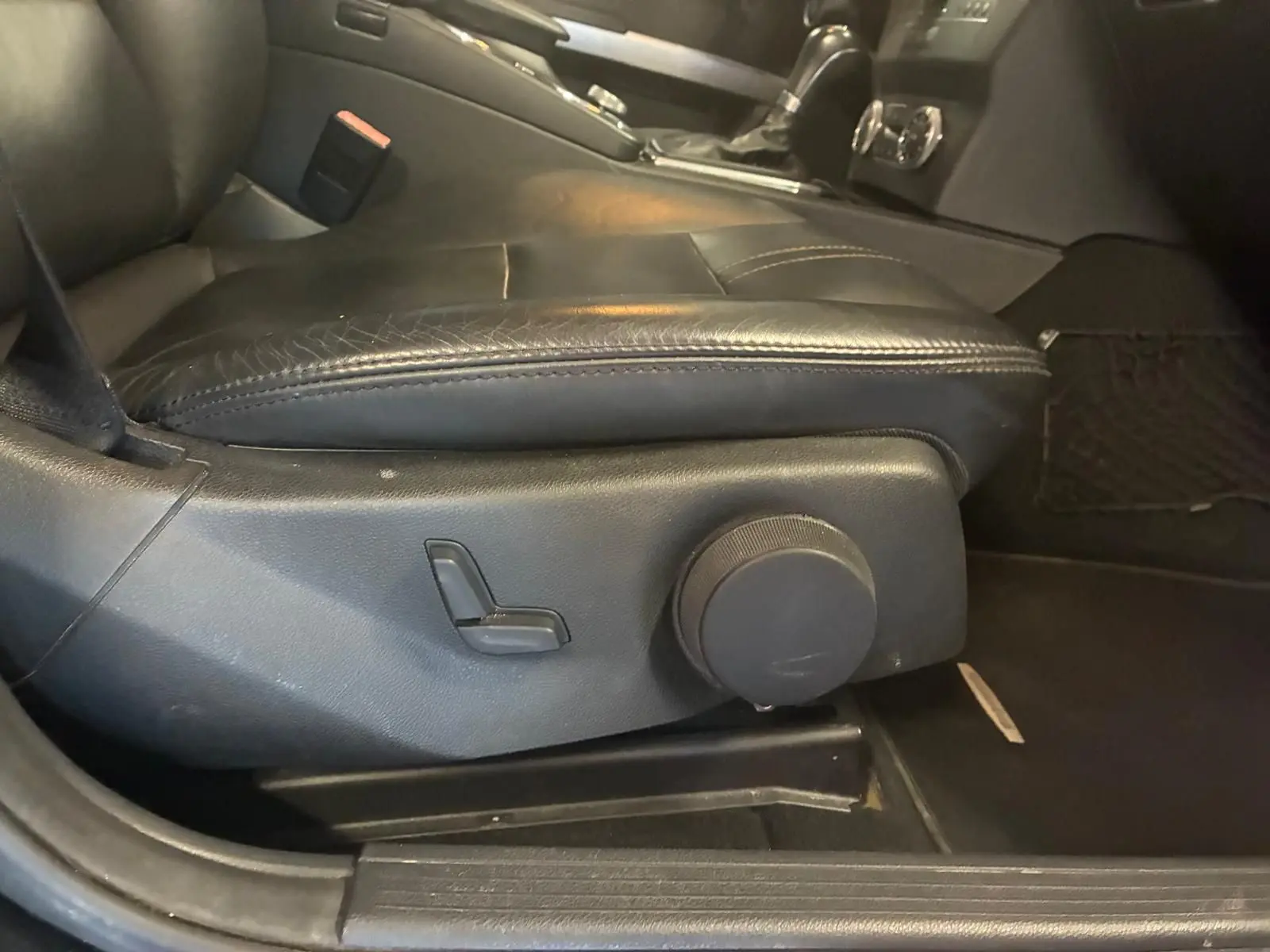 Gros plan sur le siège conducteur en cuir noir avec commandes électriques du Mercedes GLK 220 CDI noir, vue côté gauche.