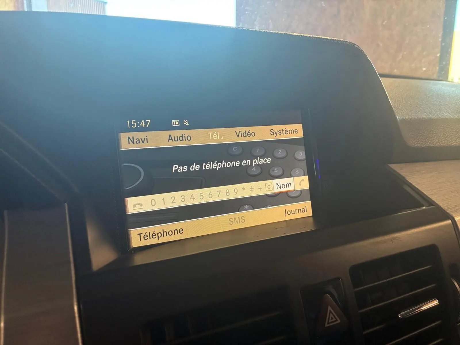 Écran central du système multimédia d’une Mercedes GLK noire de 2012, affichant le menu téléphone sans appareil connecté.