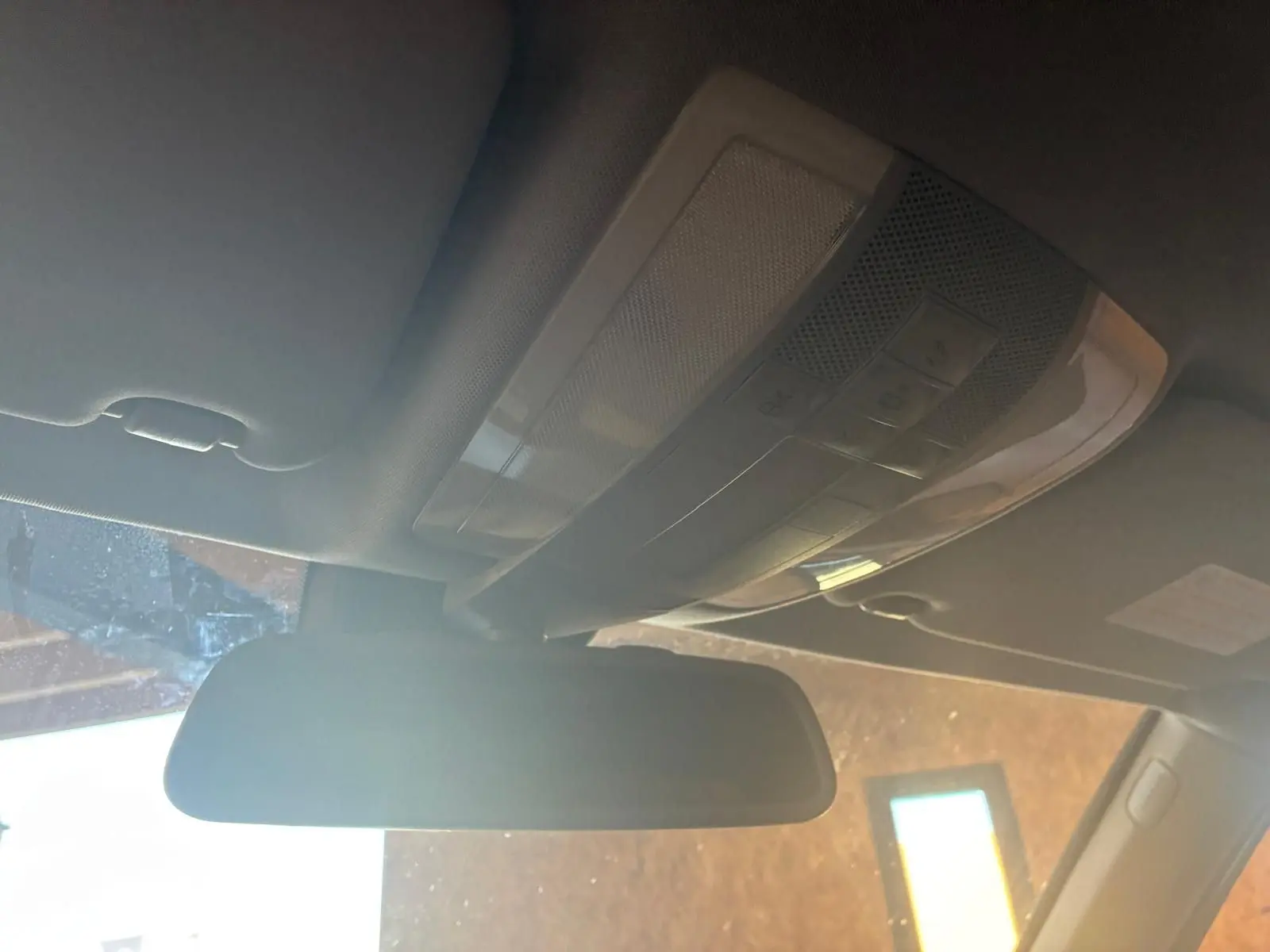 Vue intérieure du plafonnier et du rétroviseur central d’un Mercedes GLK noir de 2012.