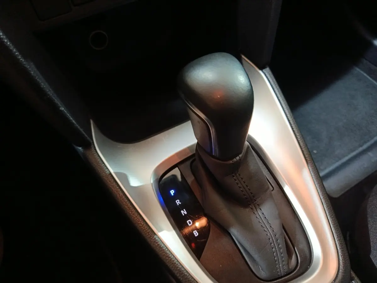 Le levier de vitesse automatique noir et cuir de la Toyota Yaris Cross 1.5 Hybrid 116h Design, vue rapprochée intérieure.