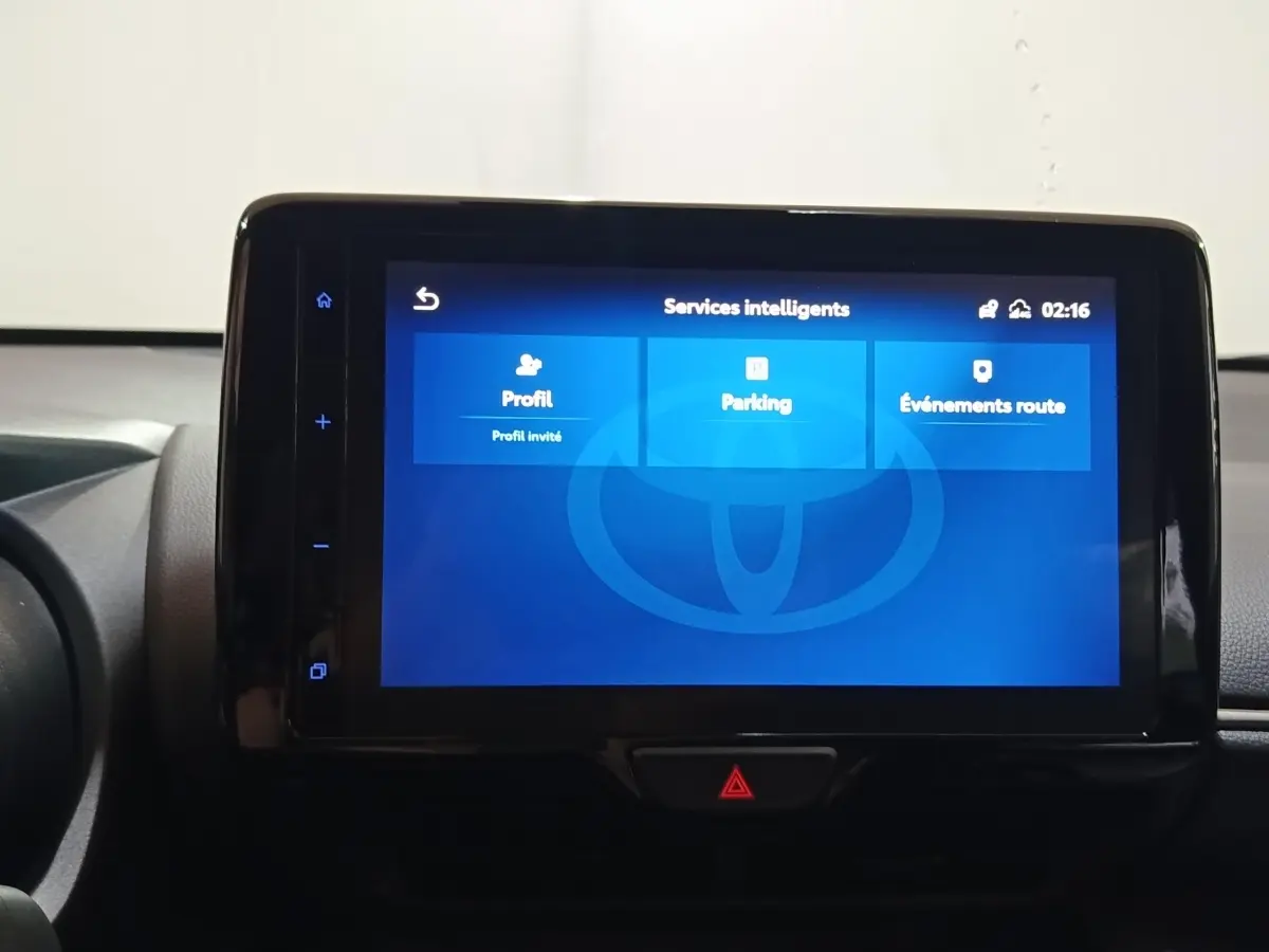 Écran tactile central du tableau de bord de la Toyota Yaris Cross 2022 affichant les services intelligents.