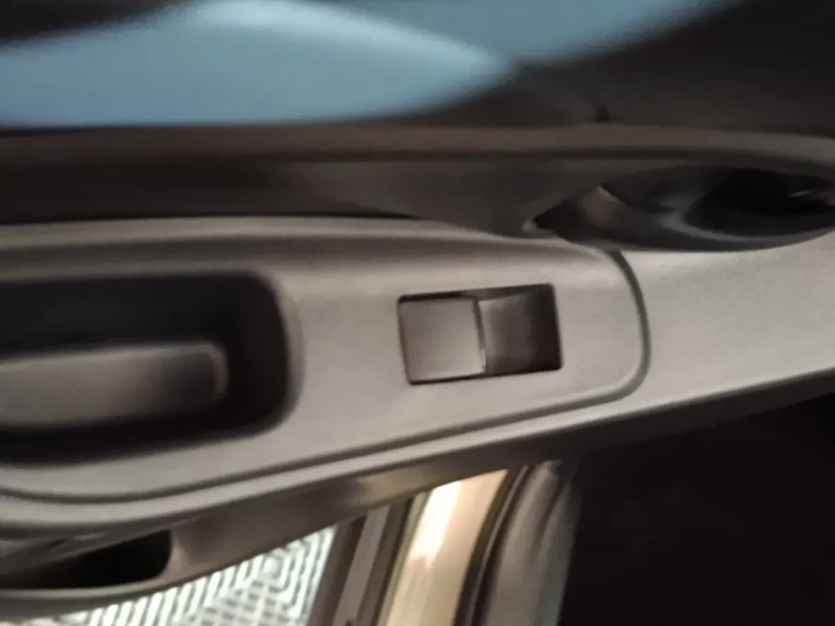Poignée intérieure de porte avant droite en plastique gris foncé sur Toyota Yaris Cross 2022.