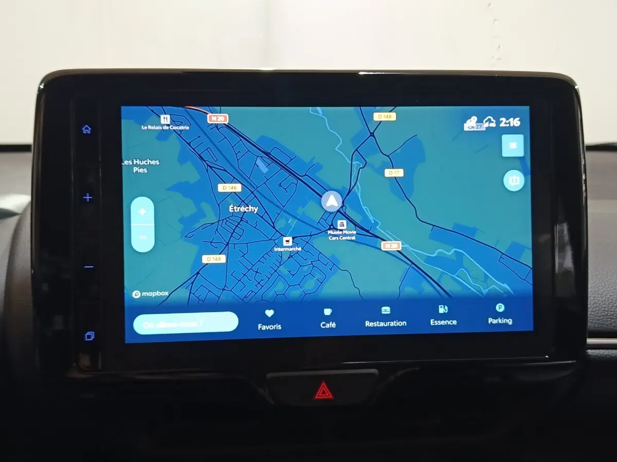 Écran tactile central affichant la navigation 3D dans l’habitacle du Toyota Yaris Cross gris foncé.