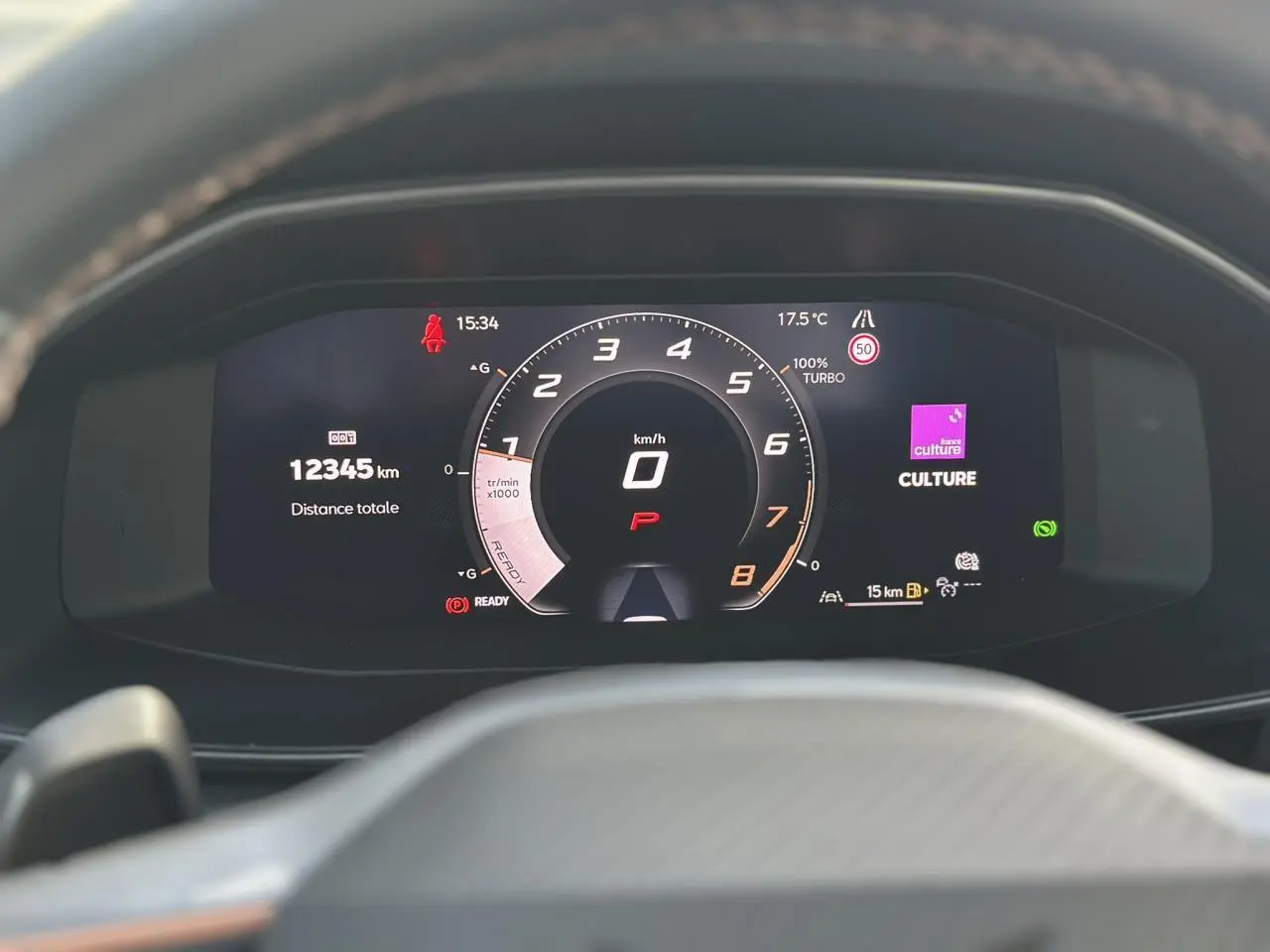 Tableau de bord numérique du CUPRA Formentor blanc, affichant le compteur à 0 km/h et 12 345 km au total.