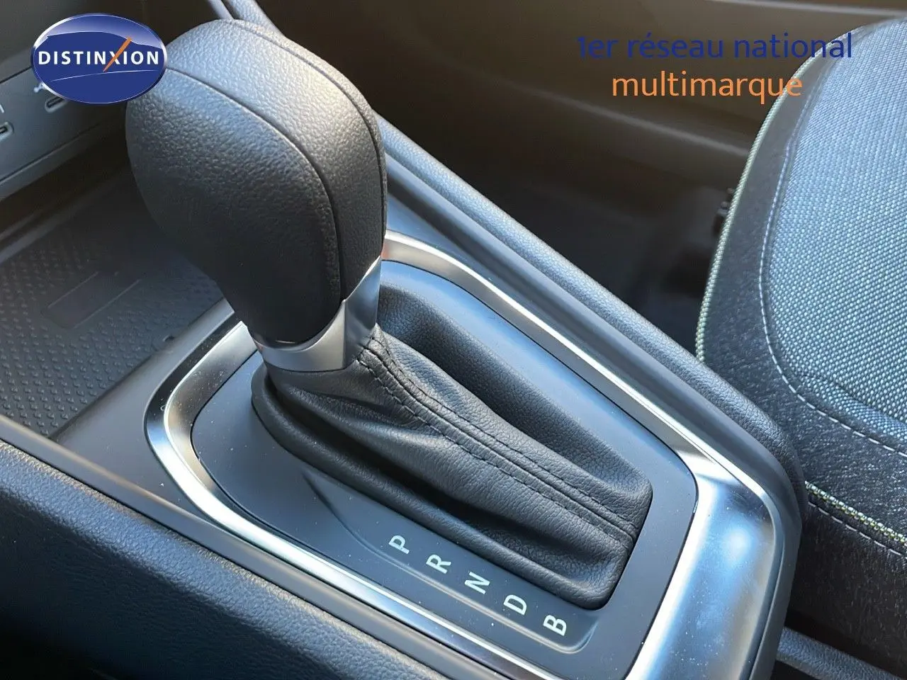 Le levier de vitesses automatique en cuir noir du Renault Captur E-Tech Hybrid 2025, vue rapprochée côté console centrale.