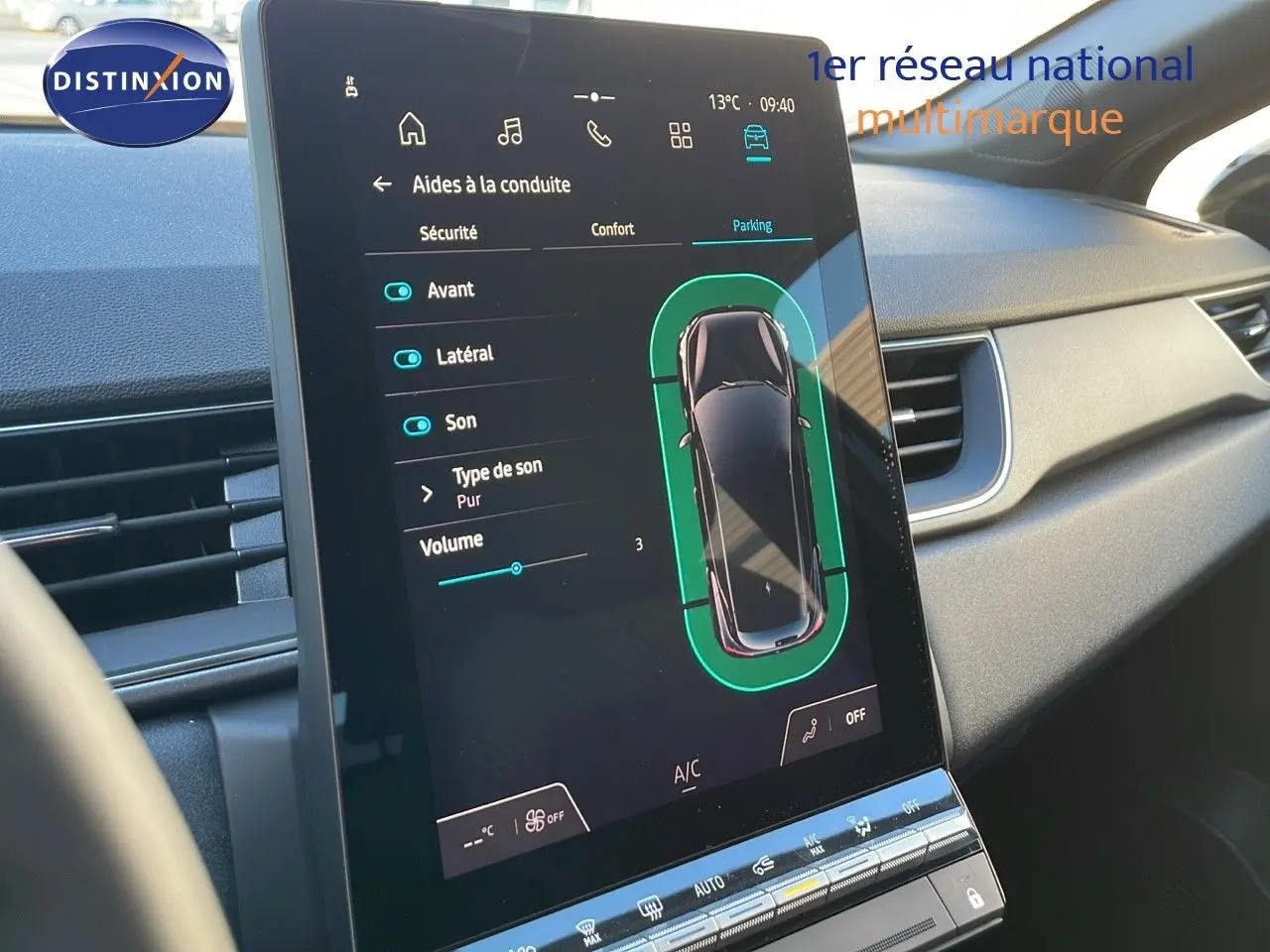 Écran tactile central affichant les aides à la conduite du Renault Captur E-Tech hybride 2025, intérieur noir moderne.