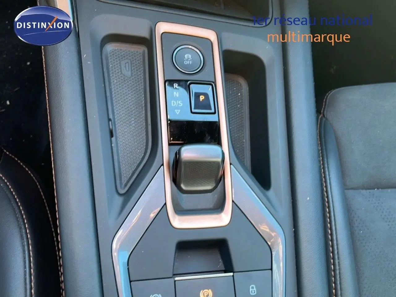 Gros plan sur la console centrale avec levier de vitesses et commandes du CUPRA Formentor 1.5 eTSI 150CH DSG7 couleur Gris Graphene.