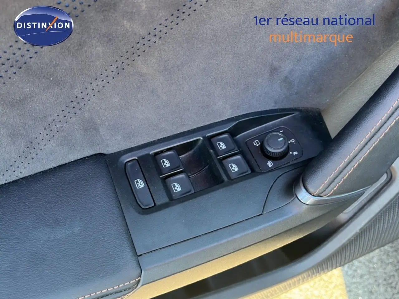 Gros plan sur la commande des vitres et rétroviseurs côté conducteur d'une CUPRA Formentor 2025 en Gris Graphene.