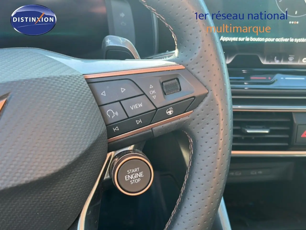 Vue rapprochée du volant perforé côté droit d'une CUPRA Formentor 2025 avec bouton Start Engine Stop et détails en cuivre.