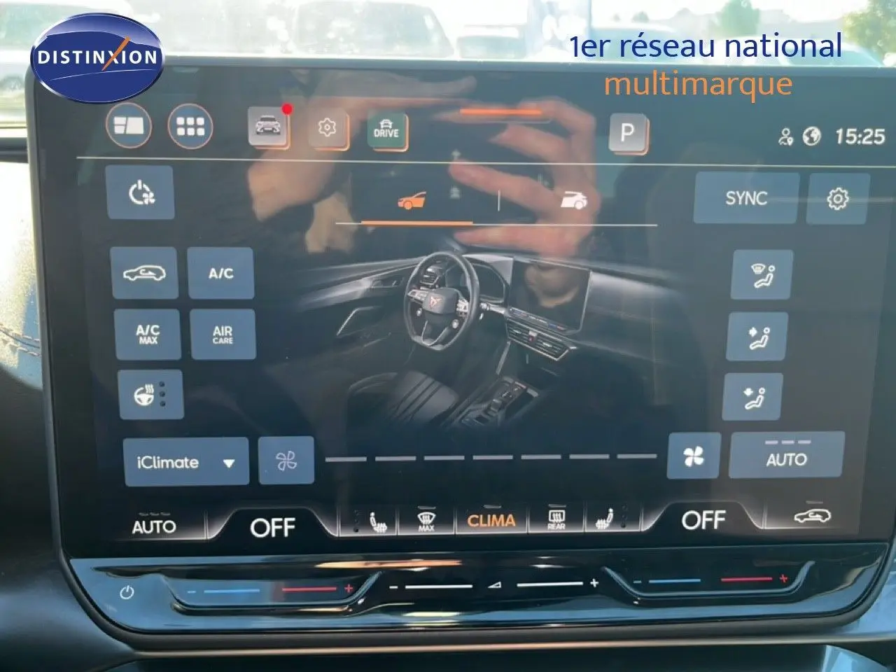 Écran tactile intérieur affichant la climatisation du CUPRA Formentor 1.5 eTSI 2025, reflet de mains visibles.