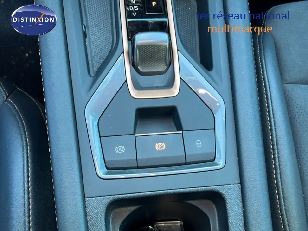 Gros plan sur la console centrale de la CUPRA Formentor 1.5 eTSI 150CH DSG7, avec levier de vitesses et boutons de commande.