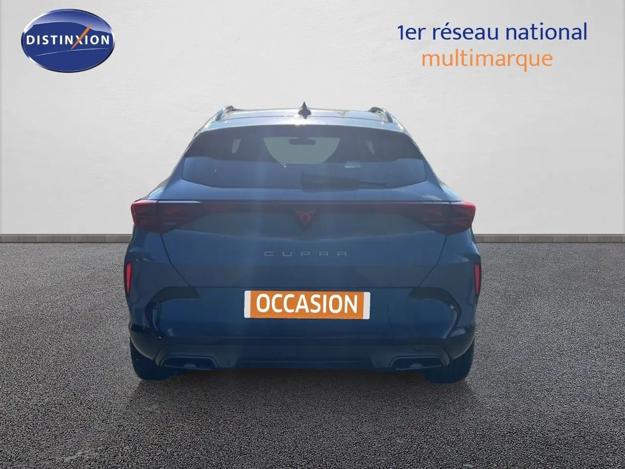 Vue arrière d'une CUPRA Formentor 1.5 eTSI 150CH DSG7 en gris Graphene, avec feux LED et double sortie d'échappement.