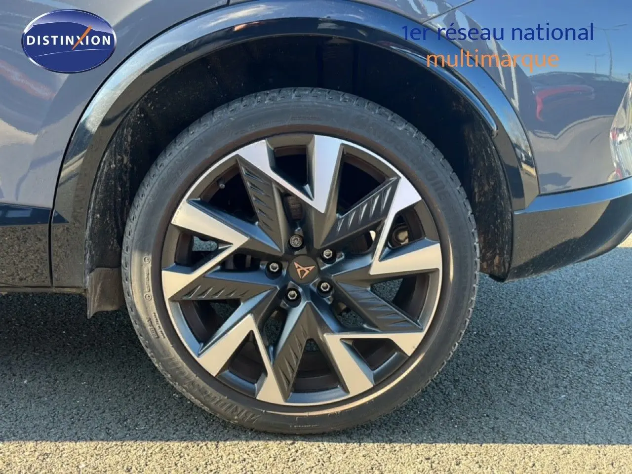 Gros plan sur la roue avant droite de la CUPRA Formentor 2025 en gris Graphene avec jante alliage bi-ton distinctive.