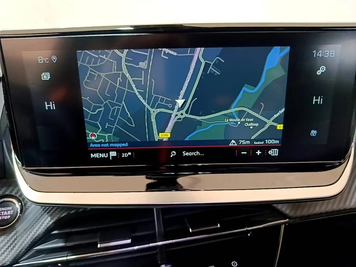 Écran tactile central du tableau de bord du Peugeot 2008 blanc, affichant la navigation GPS en mode 2D.