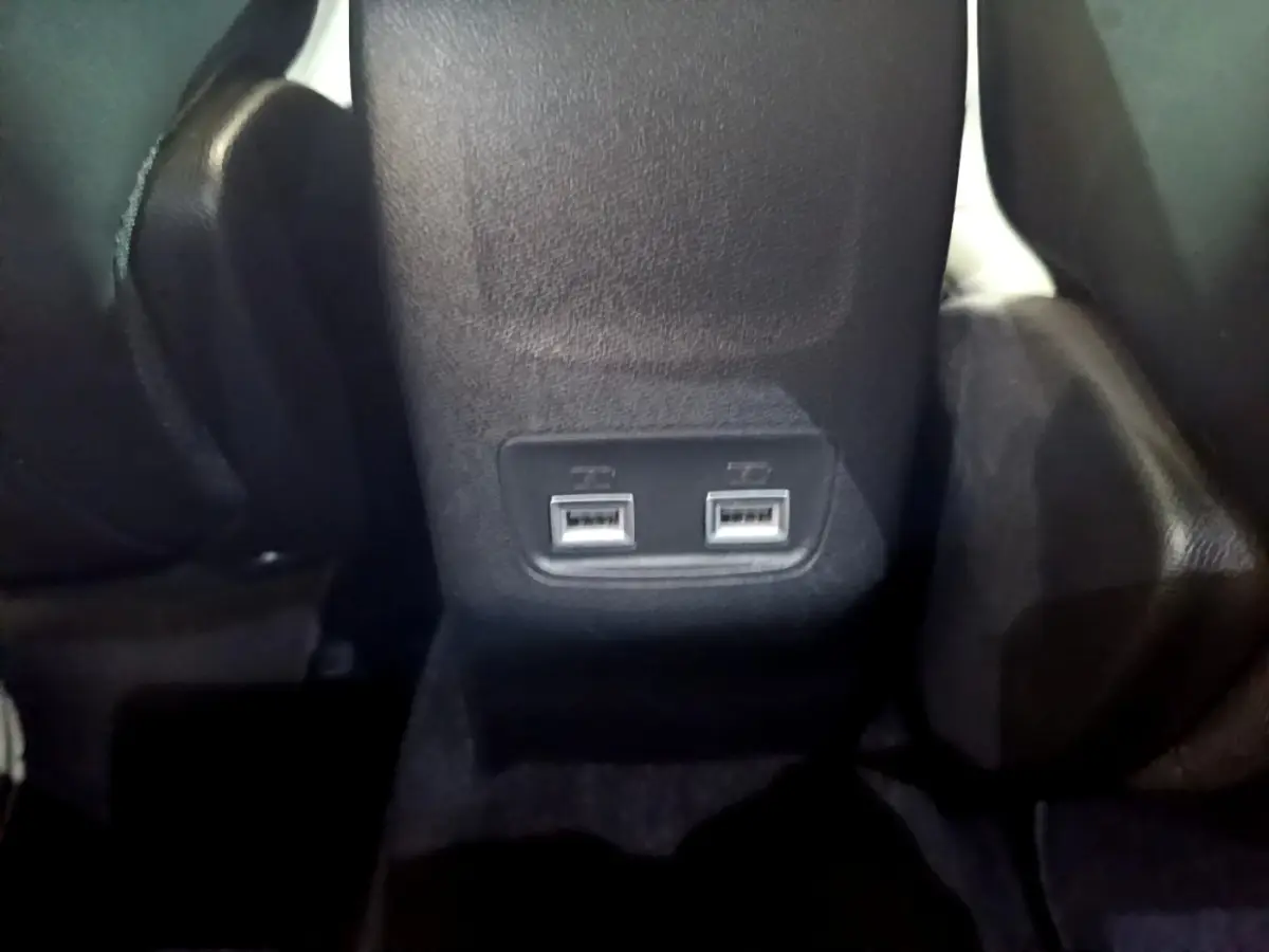 Gros plan sur les deux ports USB situés à l'arrière de la console centrale du Peugeot 2008 blanc.