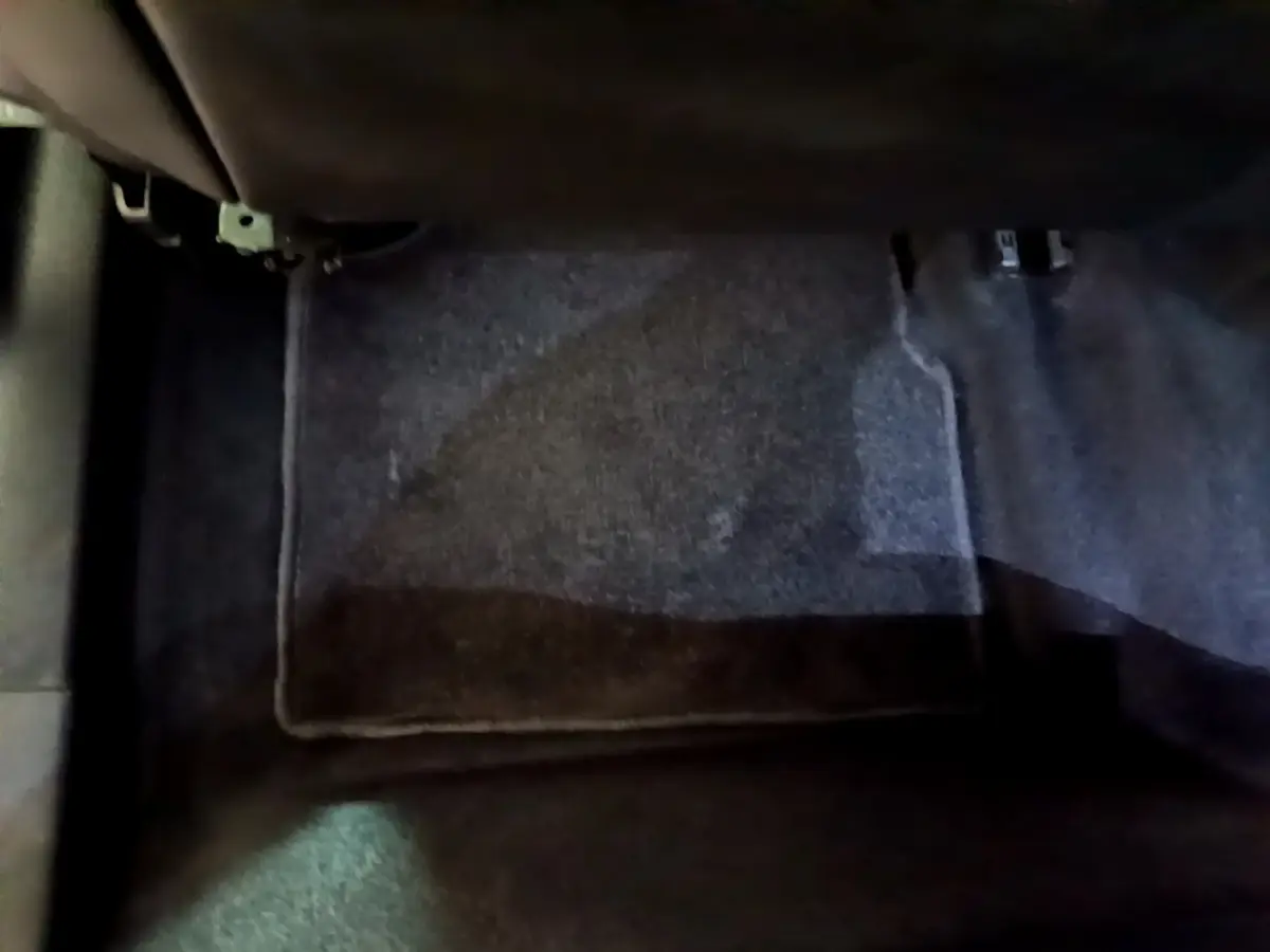 Tapis de sol noir côté passager avant du Peugeot 2008 BlueHDi 130 Allure Pack, intérieur sombre.