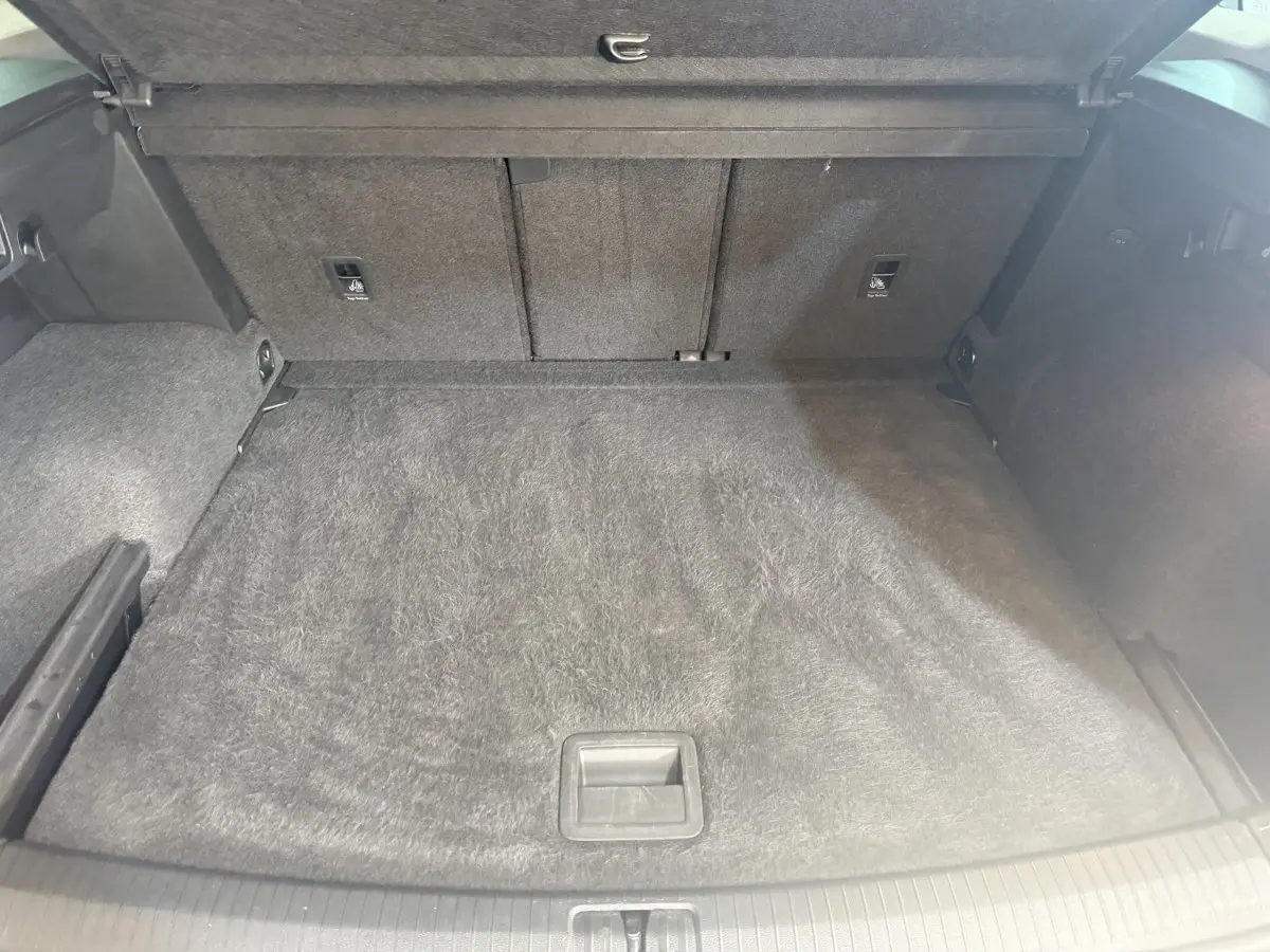 Vue intérieure du coffre spacieux et tapissé en gris foncé du Volkswagen Tiguan 2.0 TDI 150 DSG7 Confortline Business.