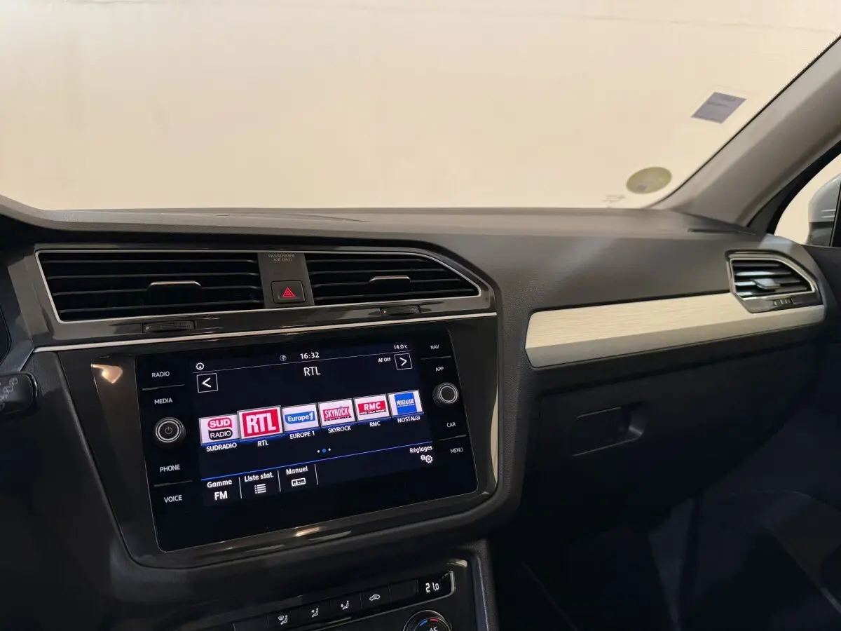 Intérieur du Volkswagen Tiguan 2020, vue du tableau de bord côté passager avec écran tactile et garniture claire.