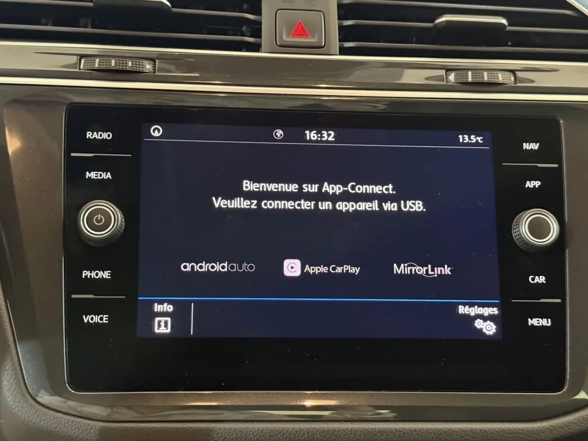 Écran tactile central du Volkswagen Tiguan 2020 affichant l'accueil App-Connect avec options Android Auto et Apple CarPlay.