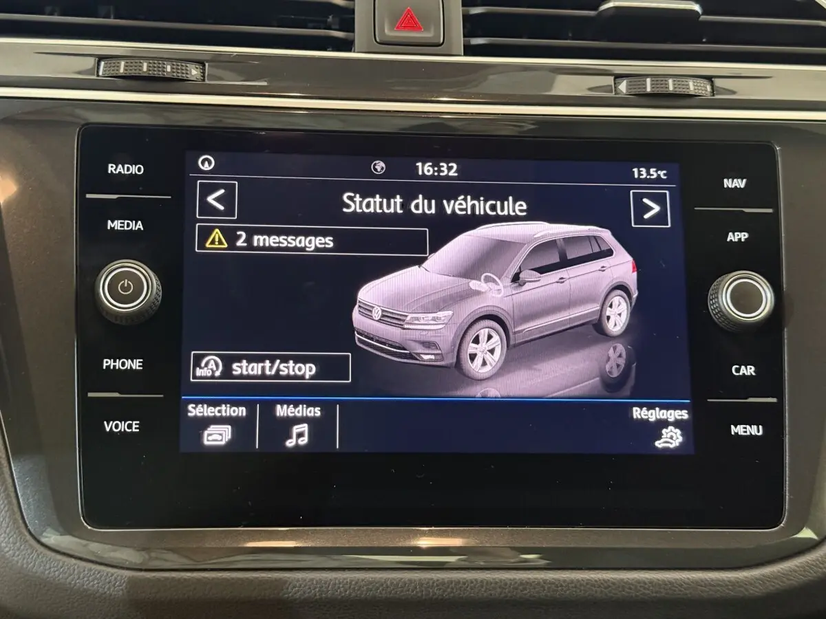 Écran tactile intérieur affichant la silhouette grise du Volkswagen Tiguan vue de trois quarts avant droit.