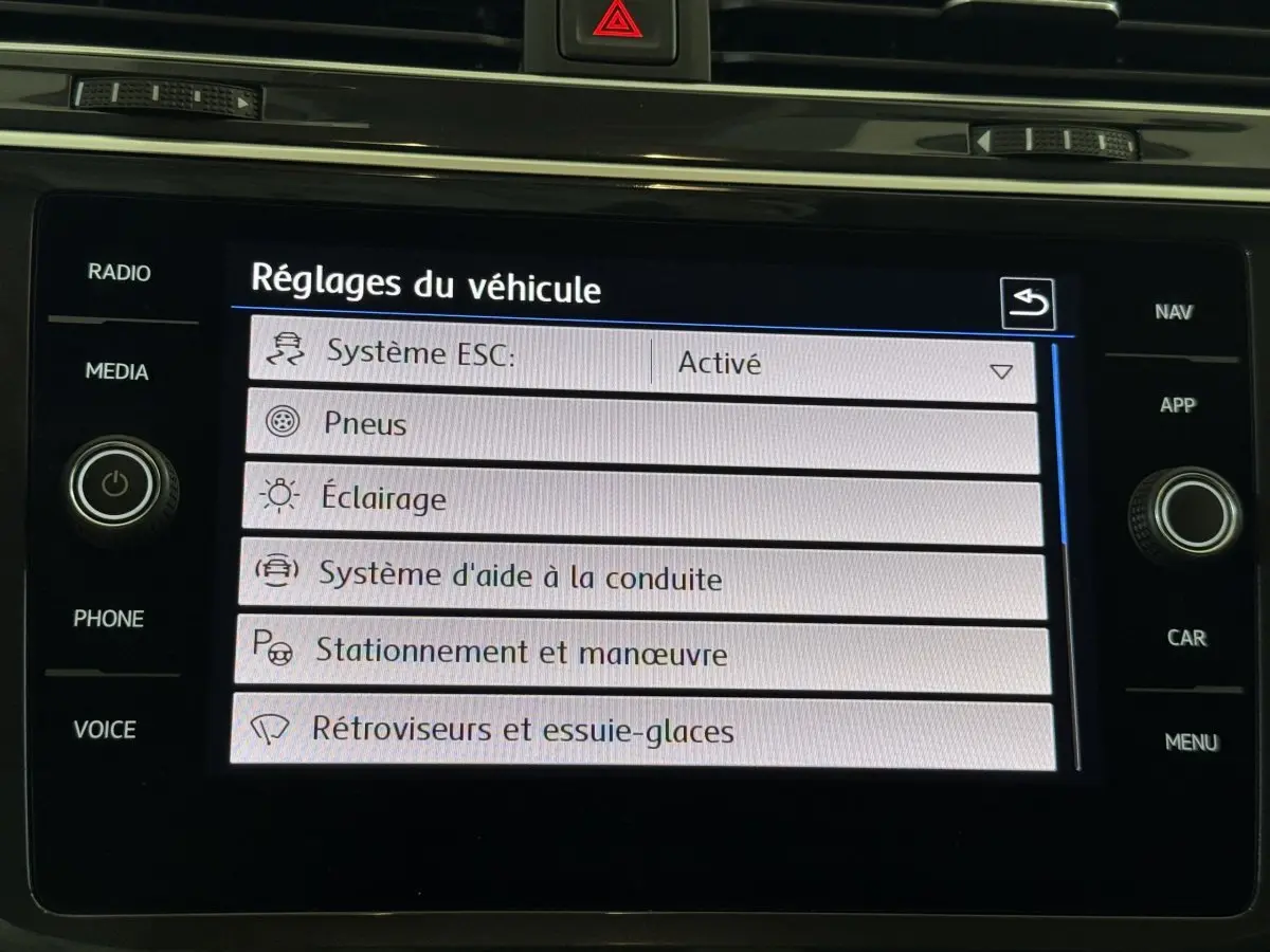 Écran tactile du système de navigation du Volkswagen Tiguan 2020 affichant les réglages du véhicule.
