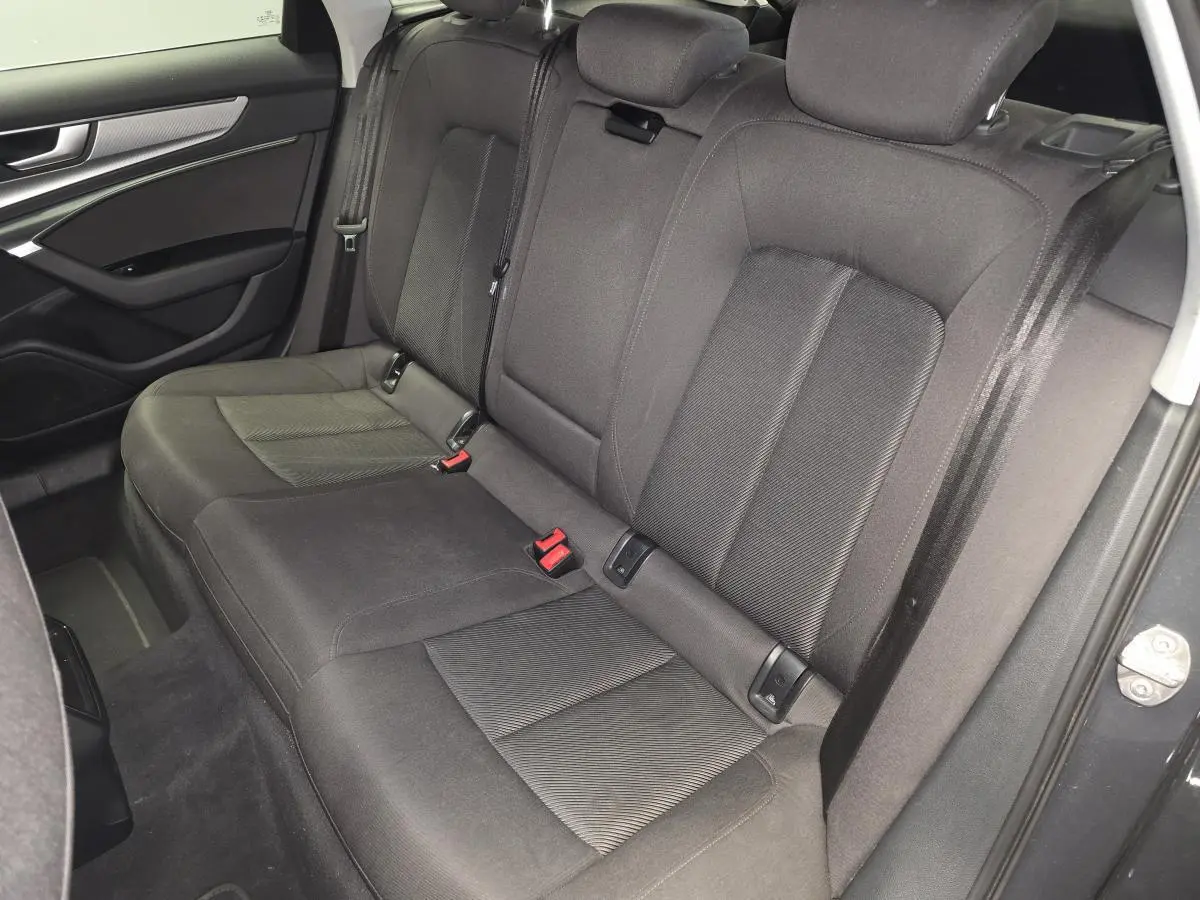 Vue intérieure côté droit des sièges arrière en microfibre gris foncé de l'Audi A6 Avant 2022.