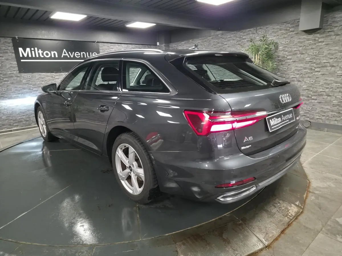 Audi A6 Avant gris en 3/4 arrière droit, avec feux arrière LED et jantes 18 pouces cinq branches.