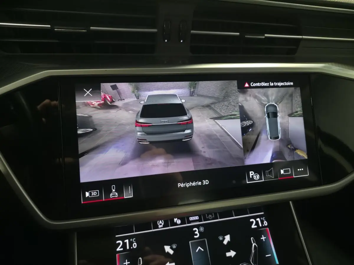 Écran intérieur montrant la vue 3D et panoramique 360° du hayon arrière gris d'une Audi A6 Avant S line 2022.