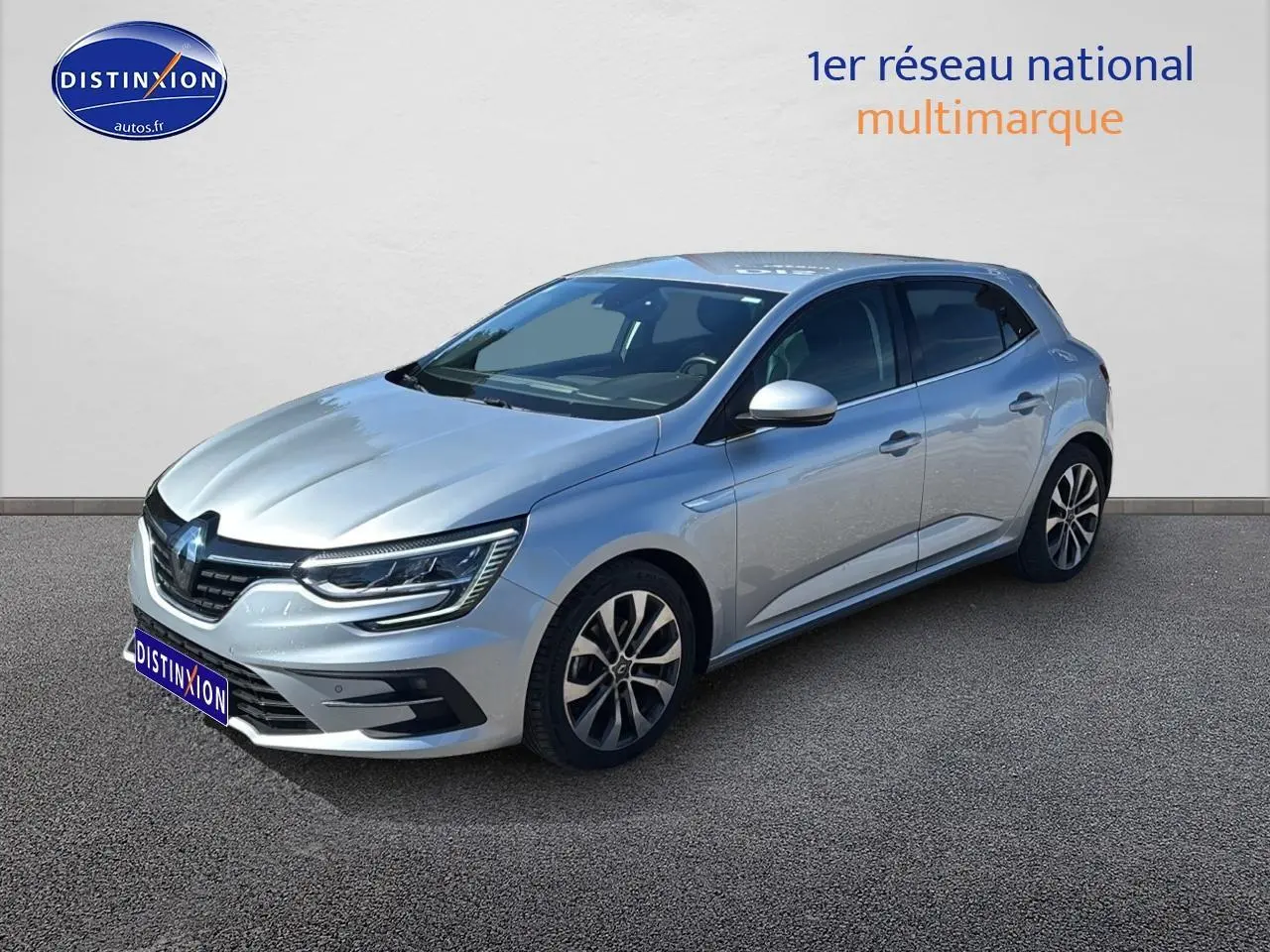 Renault Mégane IV gris Highland vue 3/4 avant droit, jantes alliage 17 pouces et phares full LED.