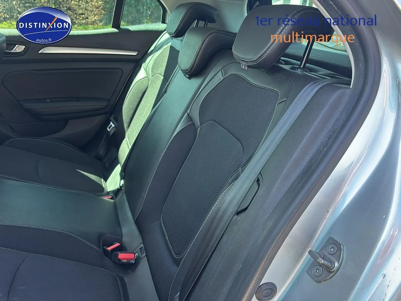 Vue intérieure côté droit sur la banquette arrière noire de la Renault Mégane IV gris Highland 2023.