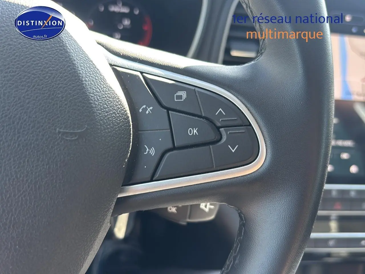 Gros plan sur le volant cuir noir côté gauche d’une Renault Mégane IV 1.5 Blue dCi 115 Techno EDC 2023.