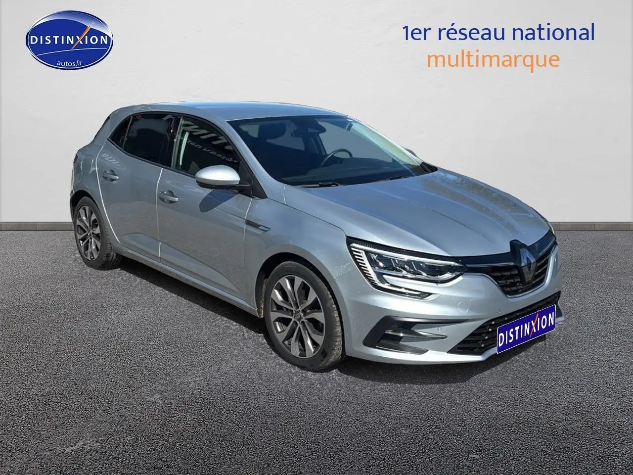 Renault Mégane IV gris Highland vue 3/4 avant droit avec jantes alliage et phares LED Pure Vision.